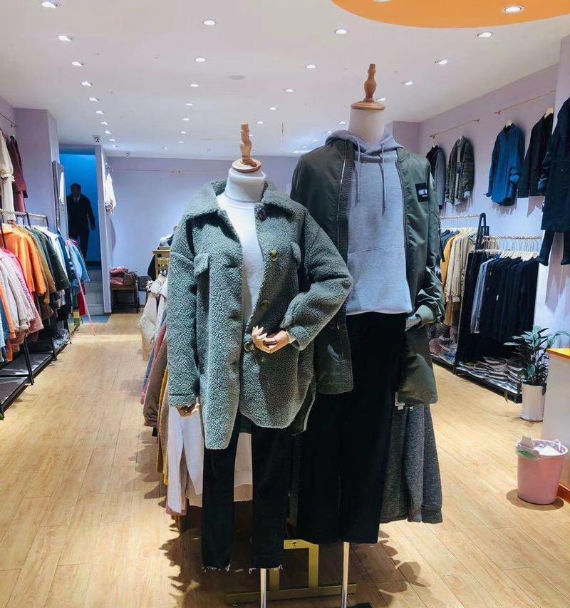 服装店陈列技巧与重要性（以服装店陈列技巧为关键，提升销售和品牌形象）